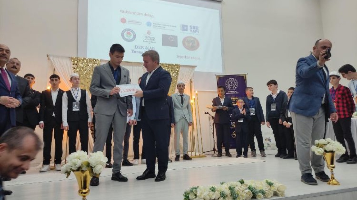 Genç Muhafızlar Hafızlık Yarışması Bölge Finalinde Öğrencimiz Abdurrahman BATTAL 1.Olarak Türkiye Finallerine Katılmaya Hak Kazandı